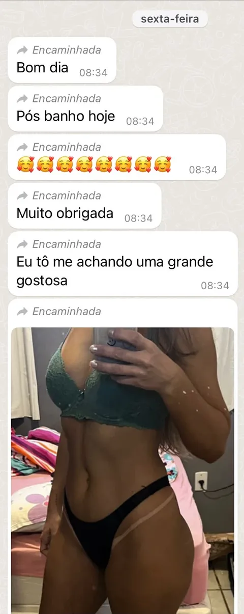 Mensagens encaminhadas de uma cliente no WhatsApp: “Bom dia”, “Pós banho hoje”, “Muito obrigada”, “Eu tô me achando uma grande gostosa”, e uma foto no espelho mostrando o bronze no corpo.